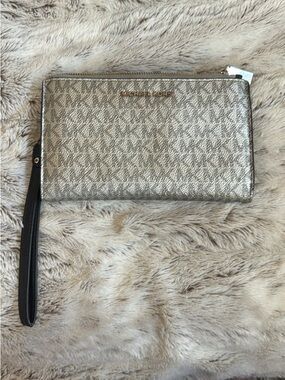 Michael Kors Jet Set Logo Smartphone Wallet